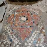 Ai piedi dell�altare invece risalta un lacerto di pavimento mosaicale a tessere colorate del XVI secolo, ma la cui composizione ricorda rivestimenti simili di epoca bizantina presenti a Santa Maria del Buonconsiglio e nel succorpo della Cattedrale di San Sabino